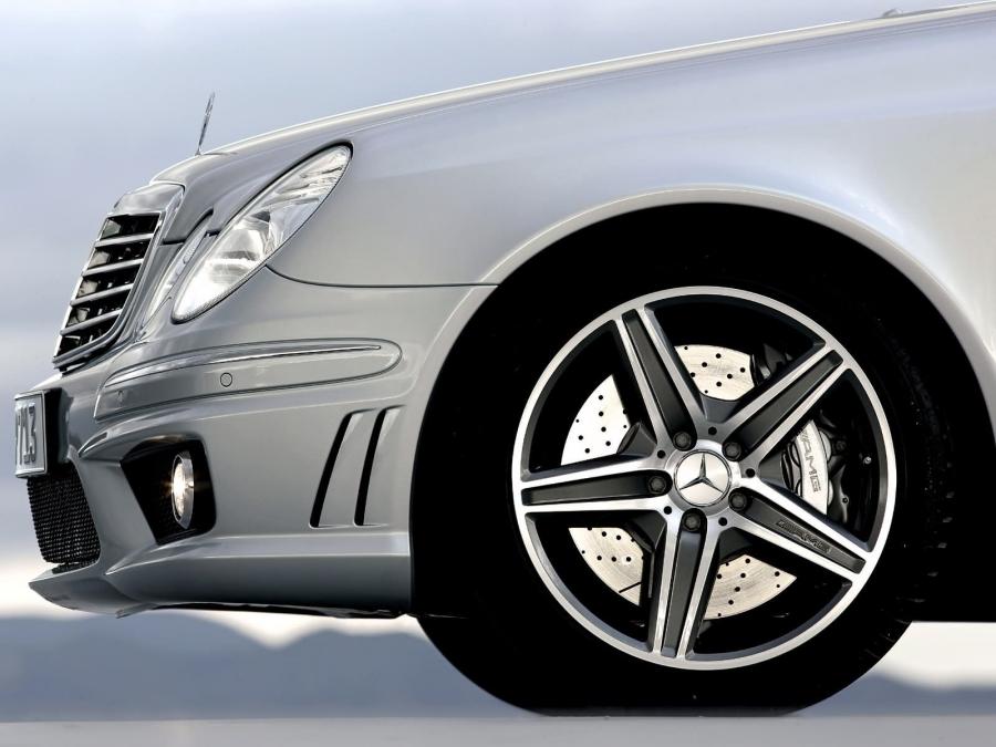  Mercedes-Benz E63 AMG 2006 года  (фото 15 из 22)